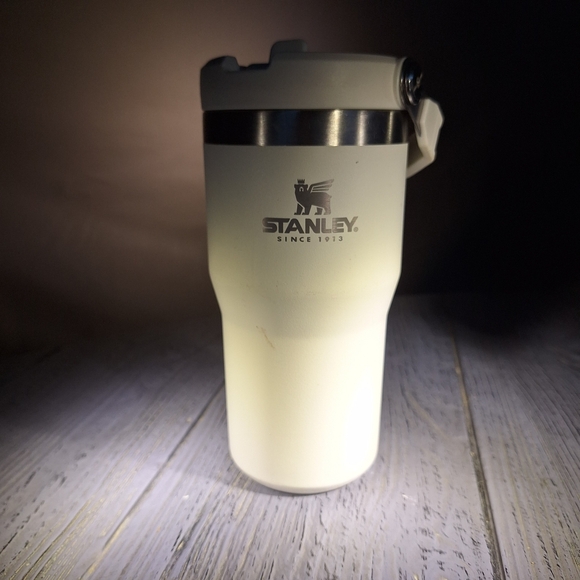 Stanley Cream IceFlow Flip Straw Tumbler Mug 20oz.  - Picture 5 of 11